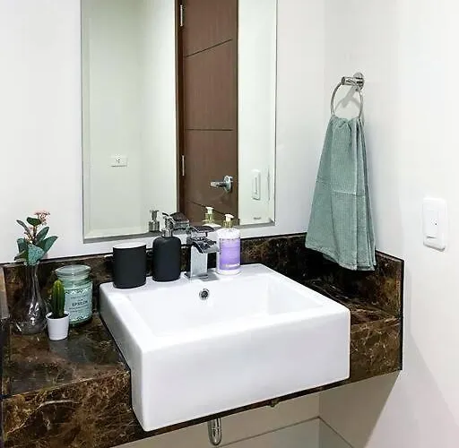 Modern And Homely In Shaw Boulevard 마닐라